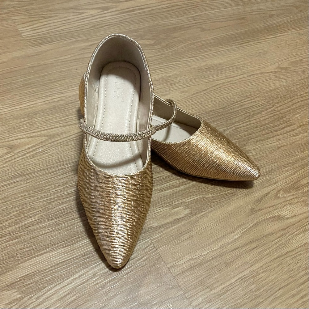 Pointed metallic Rose Gold pleated flats